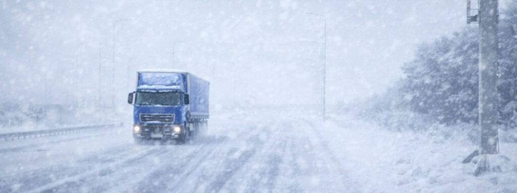 Через негоду на трасі в Одеській області вводять обмеження для руху транспорту