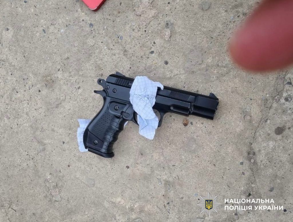 На Закарпатті 9-класник приніс у школу пістолет і вистрілив у свого однокласника