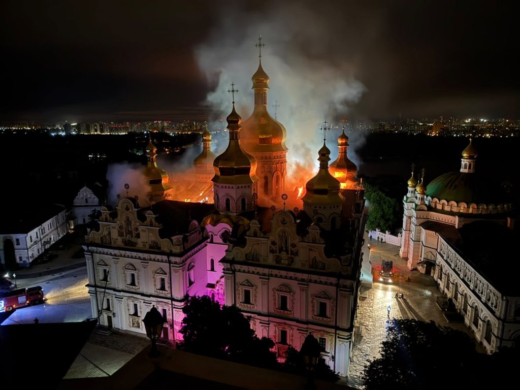 Масована атака на Київ: є загиблі та поранені, перебої зі світлом, горить Успенський собор