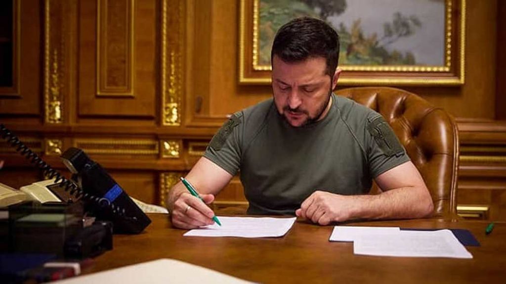 Володимир Зеленський звільнив голів ОВА одразу у кількох регіонах